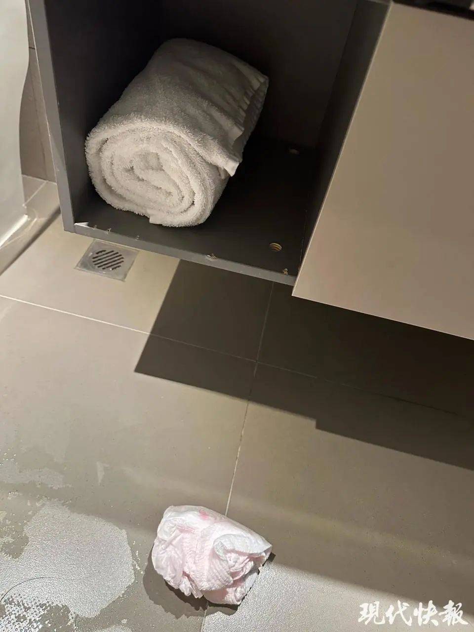 情侣在河北一酒店卫生间发现使用过的安睡裤？涉事酒店道歉并退住宿费，来源尚未确认