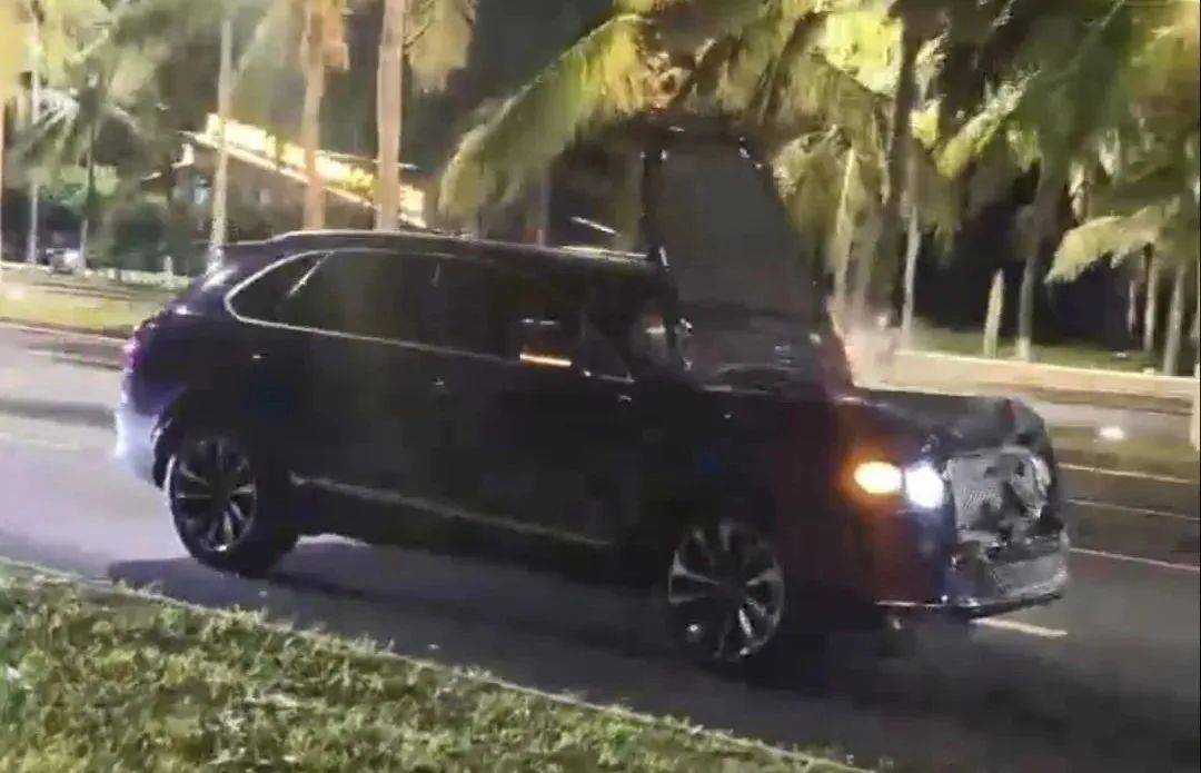 海口一宾利车肇事逃逸，警车一路追踪喊话“停车”！警方通报：孙某某（男，56岁）刑拘！