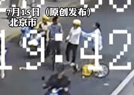 14岁女孩骑车时被男子故意别入机动车道，警方通报：行拘！