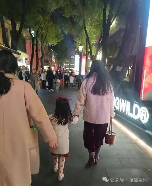 离婚三年又被拍到亲密逛超市，他俩这是纯带娃还是真复合了？