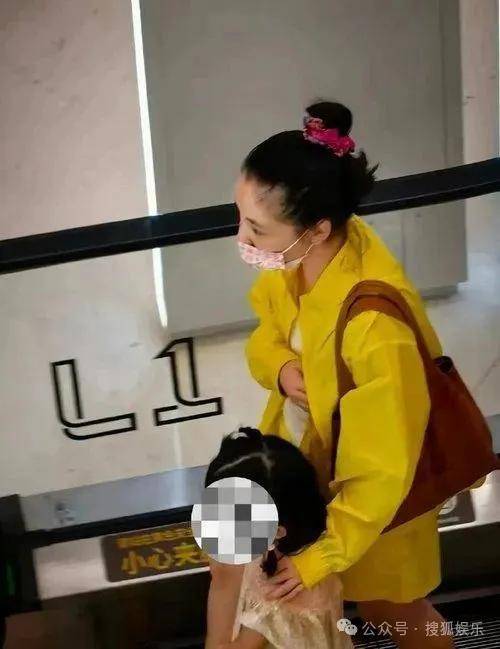离婚三年又被拍到亲密逛超市，他俩这是纯带娃还是真复合了？