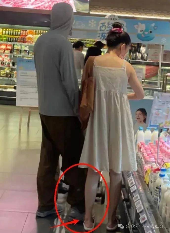 离婚三年又被拍到亲密逛超市，他俩这是纯带娃还是真复合了？