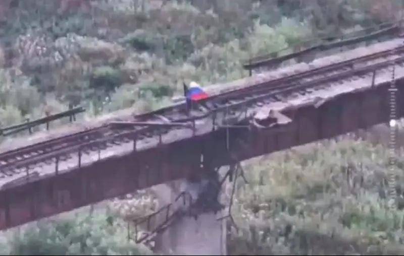 傻眼了：俄军敢死队突入红军城中心，识破空城计，乌克兰又丢两城