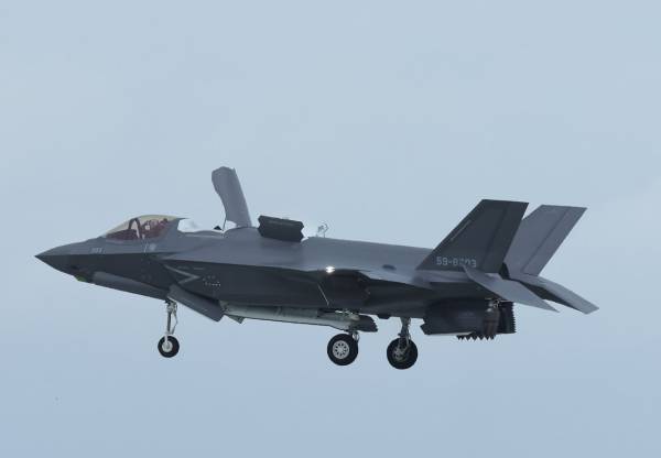 日本首批F-35B从美国飞回，战后首次拥有舰载战斗机