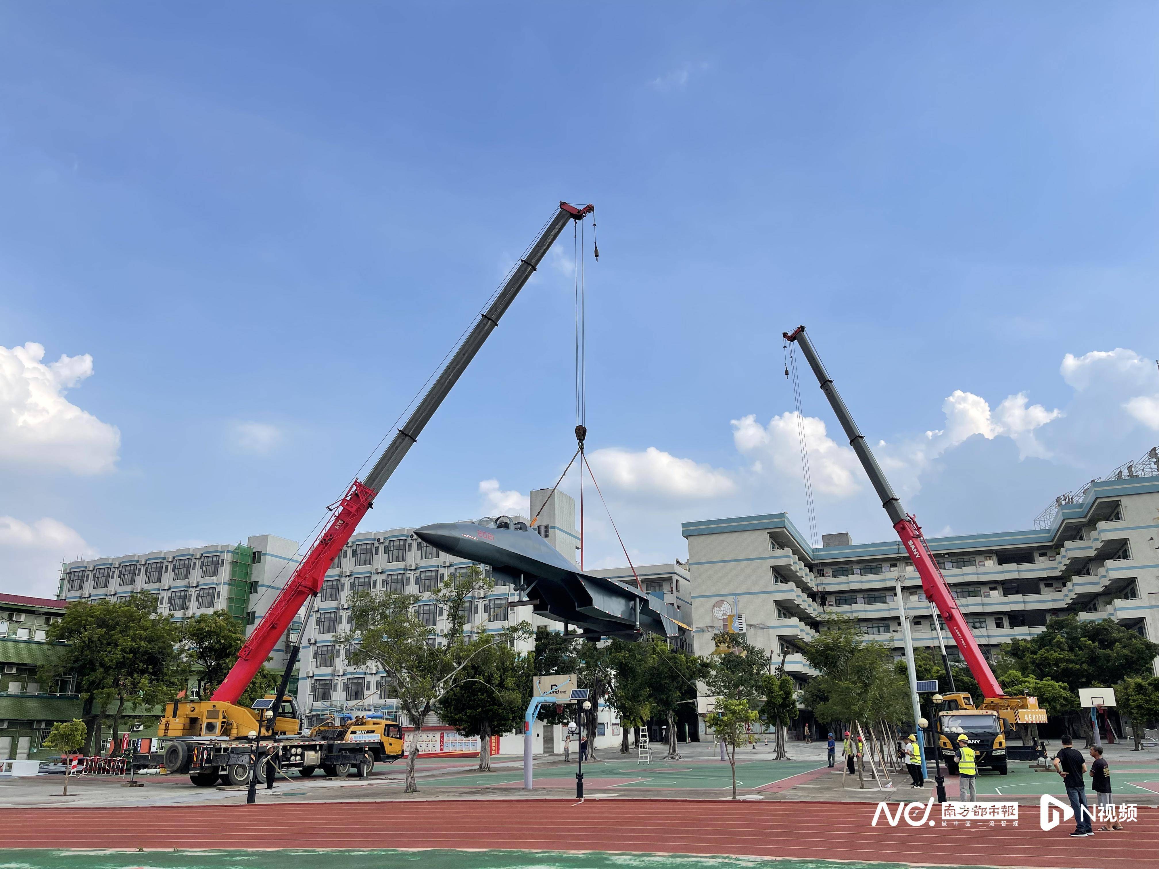 货车拉着战斗机进村？顺德北滘：歼-16模型机，国防教育用