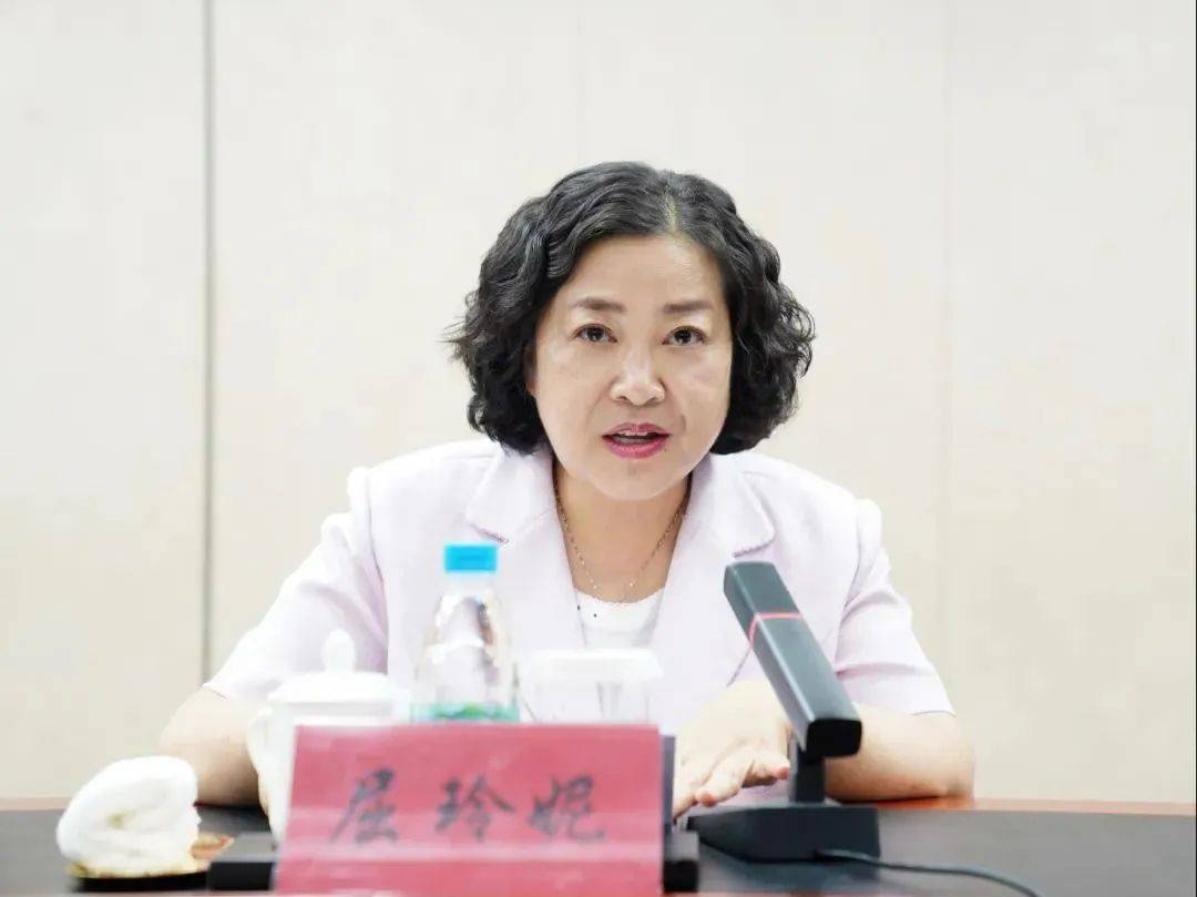 屈玲妮，被查