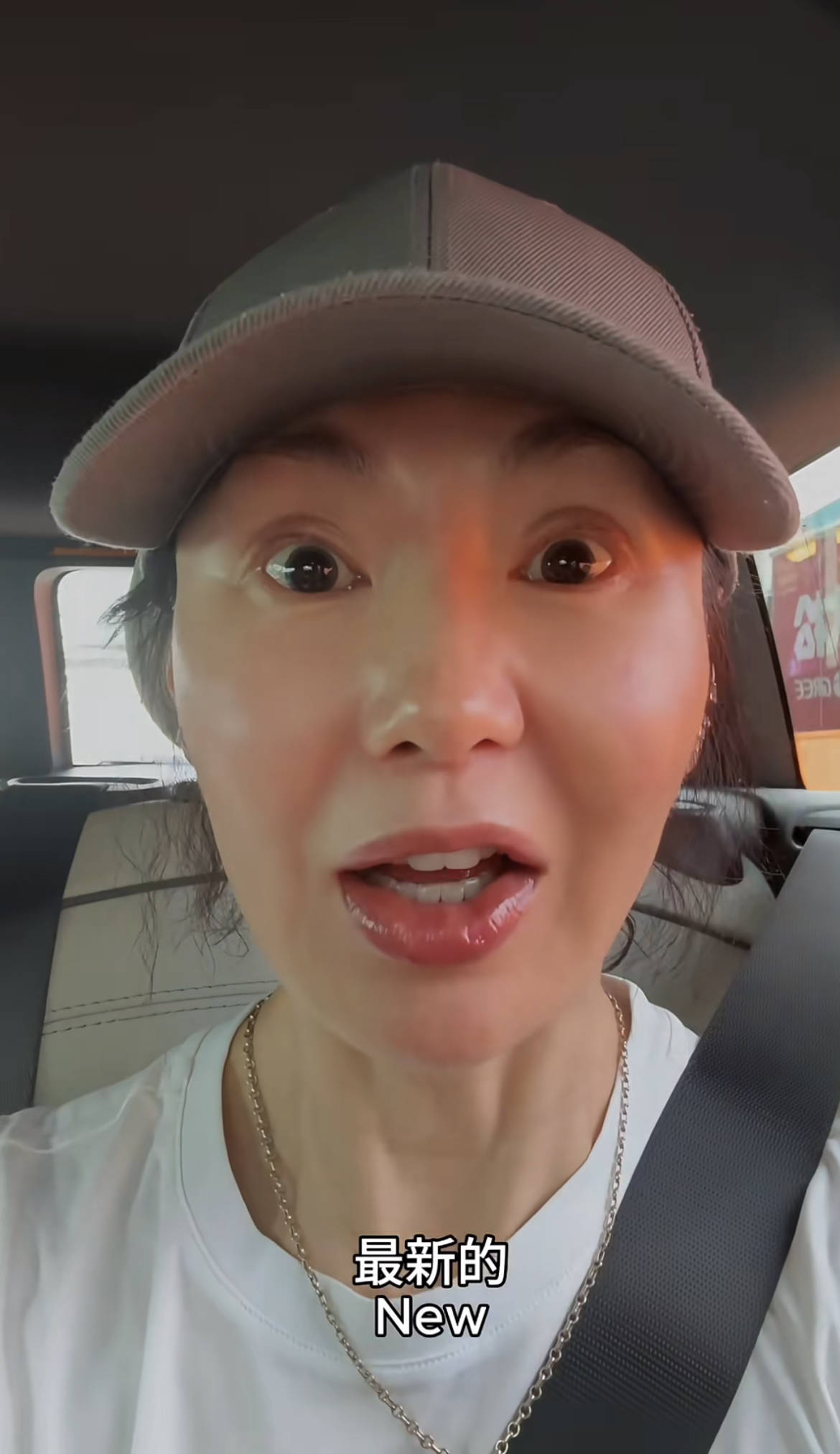 60岁张曼玉突然营业，穿79元T恤配10万珠宝，生活如此鲜活松弛！