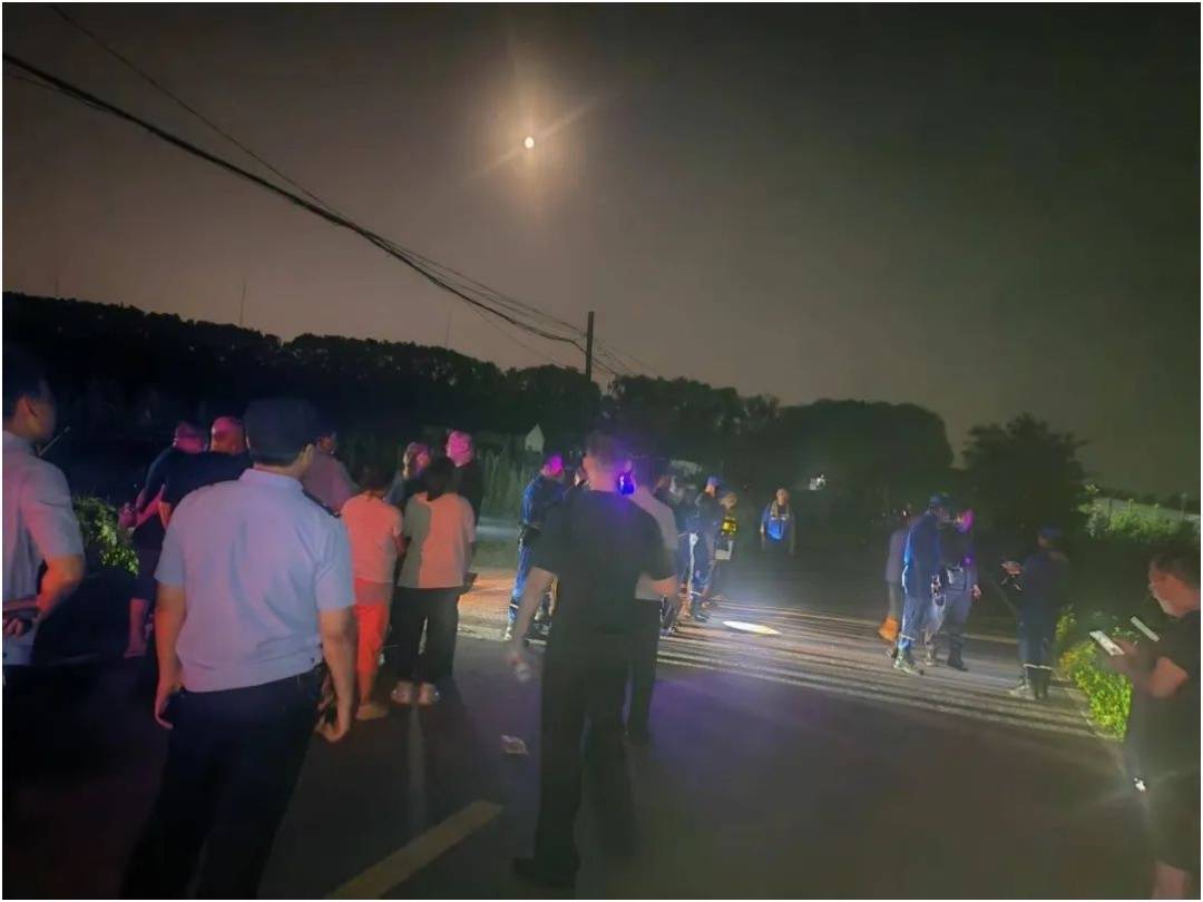 七旬老人在玉米地走失，四枚信号弹照亮归途