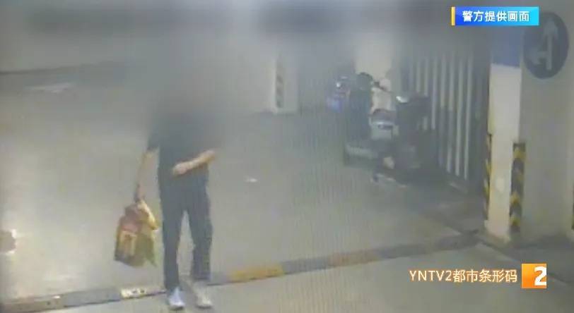 凌晨怪事！男子提着茅台袋子在车库，翻垃圾桶竟为了.....