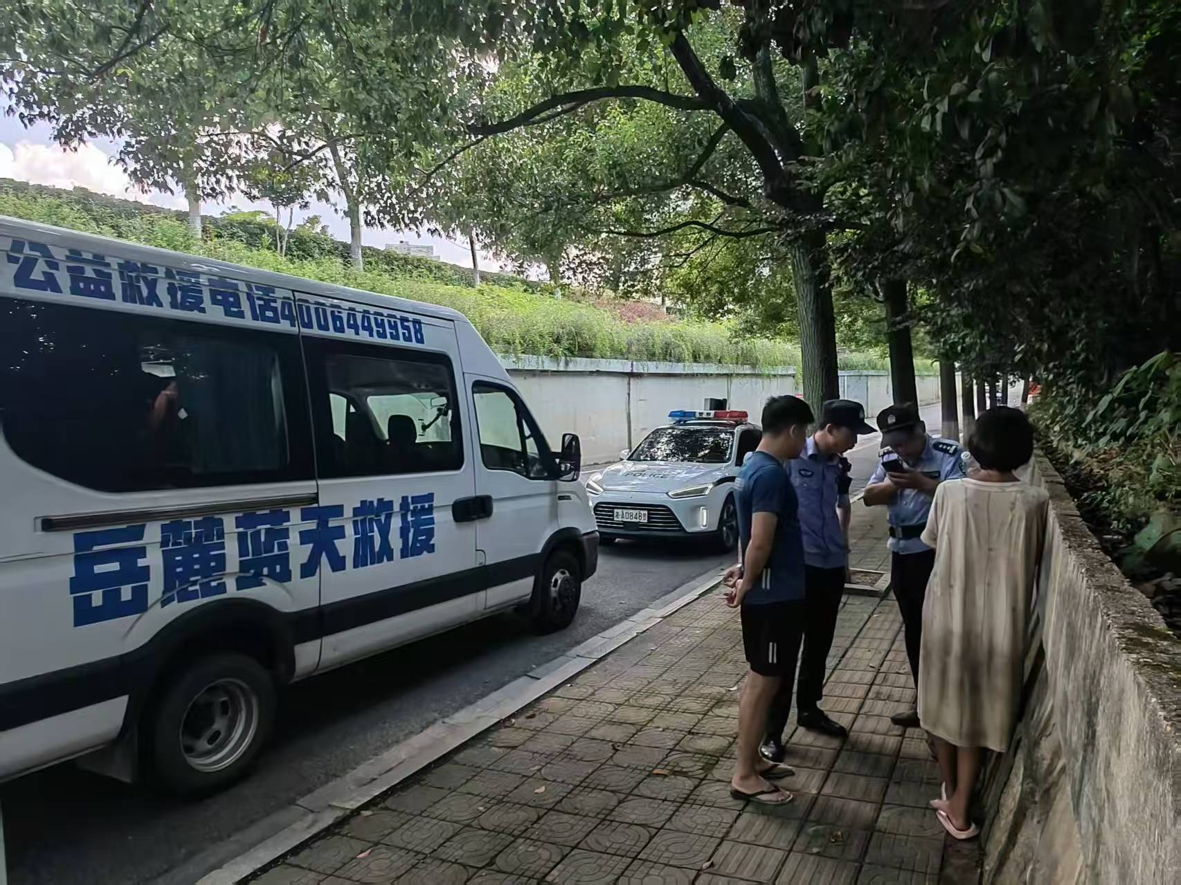浑身脏兮兮借厕所还开冰箱门，年轻女孩未带手机称要去云南，长沙岳麓蓝天联合警方救助