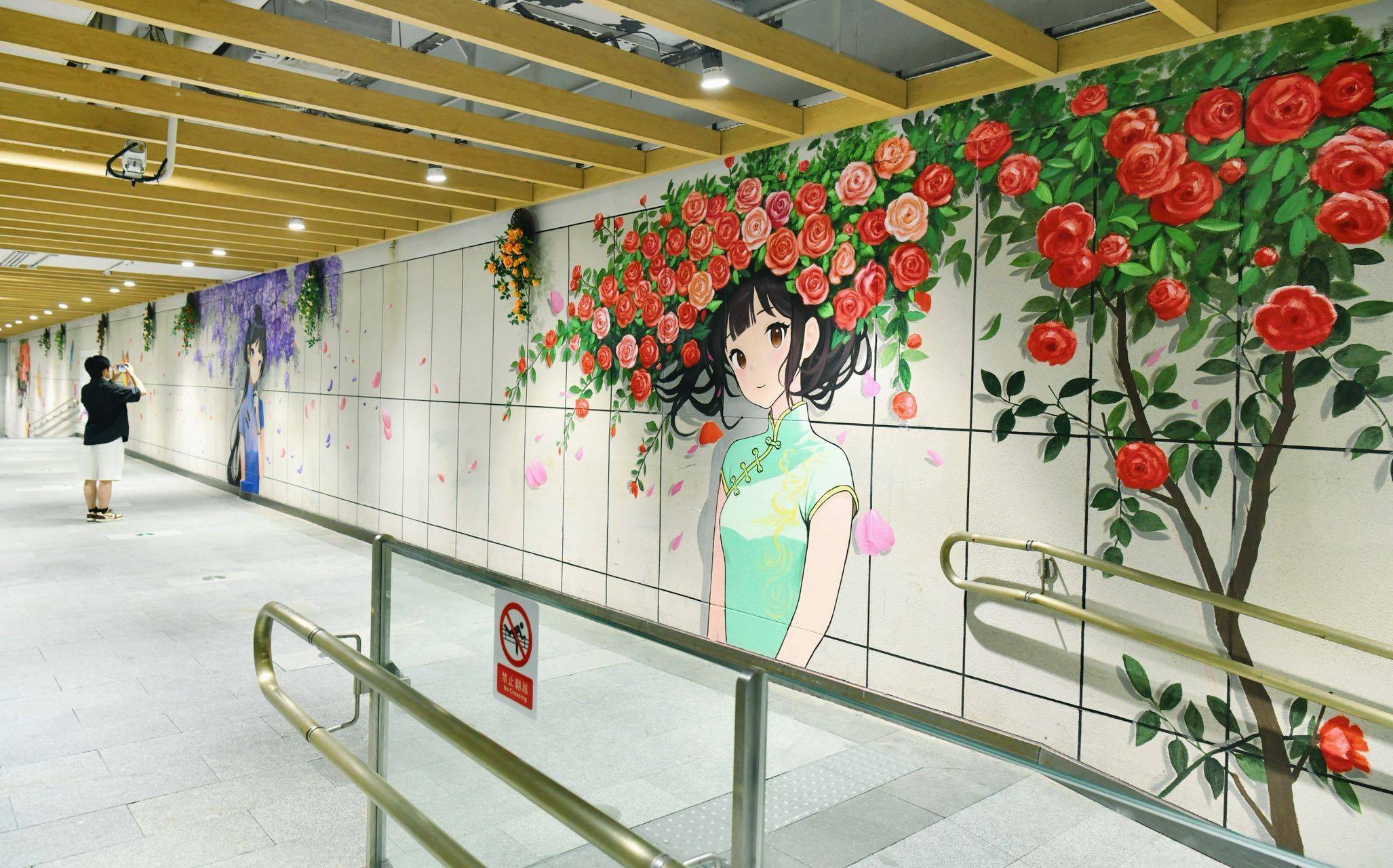 岗厦北现“簪花少女”涂鸦，市民争相打卡