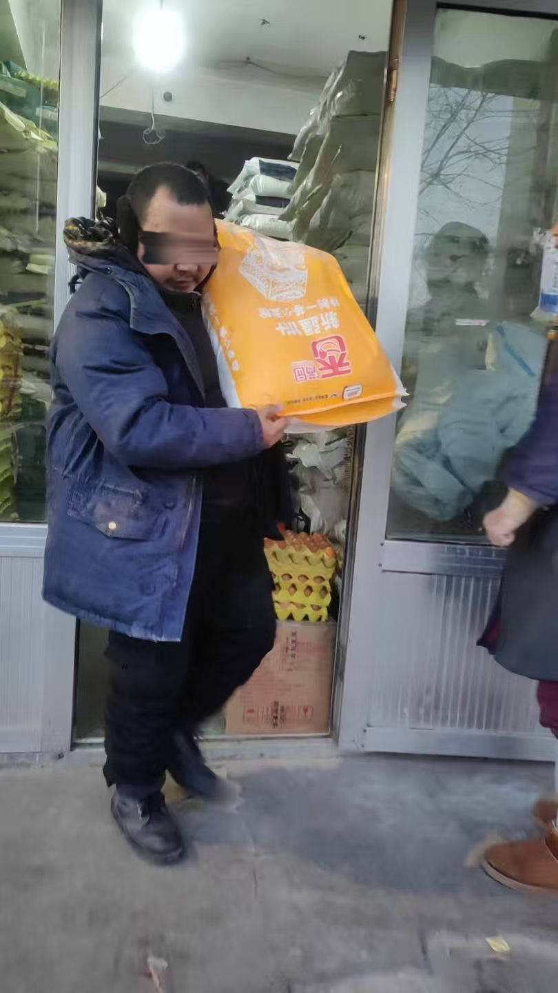 保安猝死岗亭后 同事和业主称环境改善