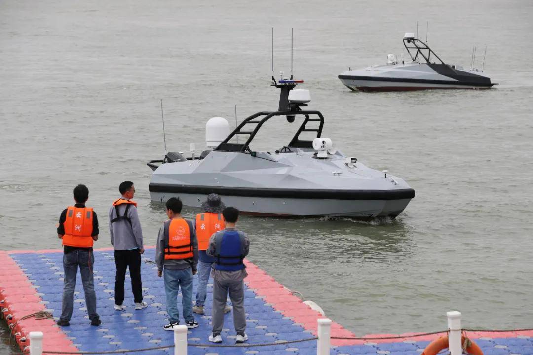 美媒爆料：055大驱“南昌”舰遭到美国无人艇跟踪监视！