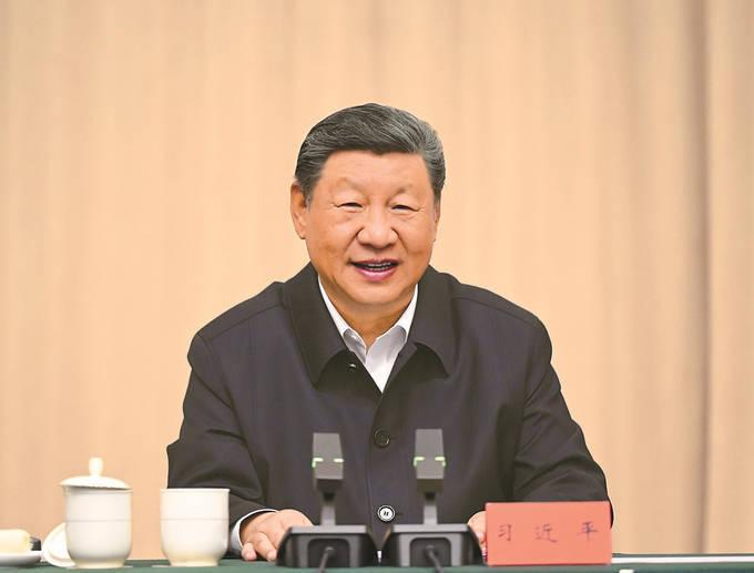 习近平抵拉萨出席西藏自治区成立六十周年庆祝活动