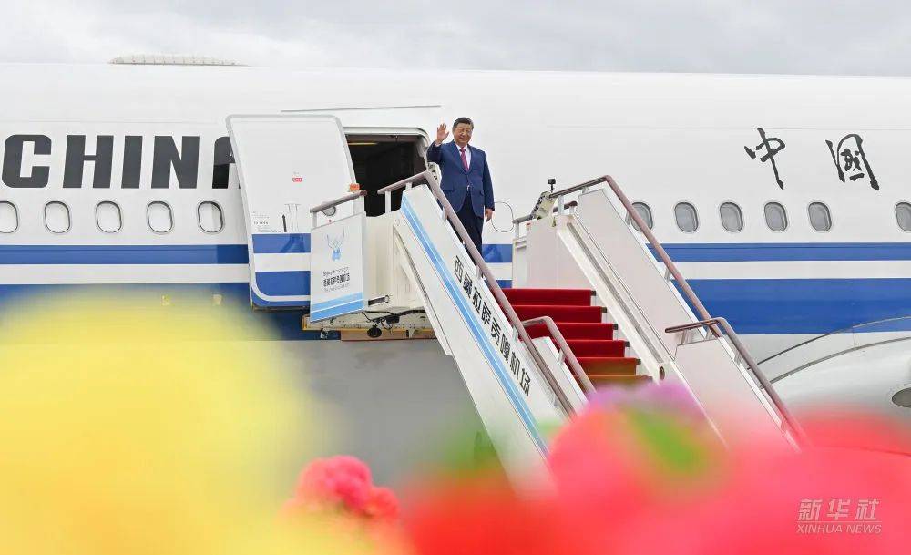 【时政】习近平率中央代表团抵达拉萨出席西藏自治区成立60周年庆祝活动