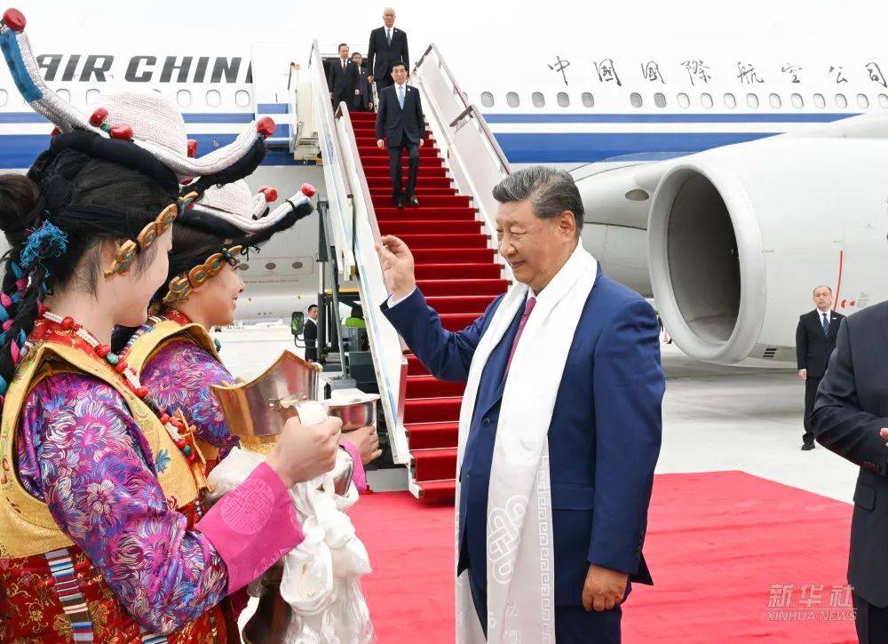 【时政】习近平率中央代表团抵达拉萨出席西藏自治区成立60周年庆祝活动