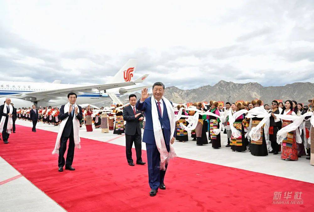 【时政】习近平率中央代表团抵达拉萨出席西藏自治区成立60周年庆祝活动