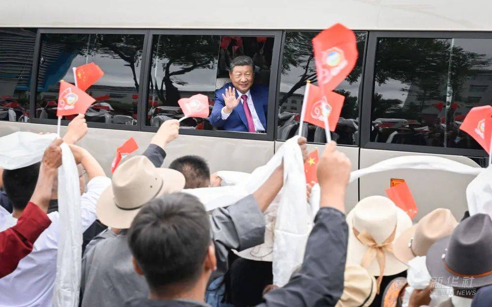 【时政】习近平率中央代表团抵达拉萨出席西藏自治区成立60周年庆祝活动