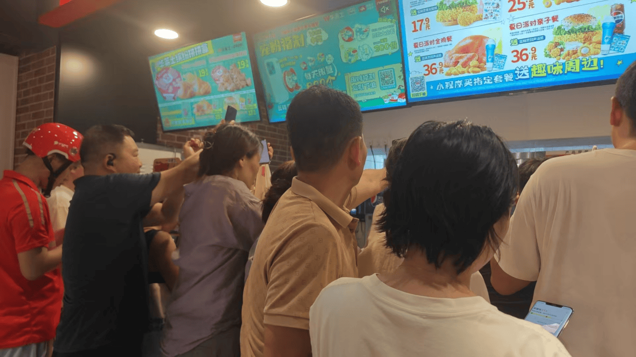 公务员下班送外卖 月入764元有成就感
