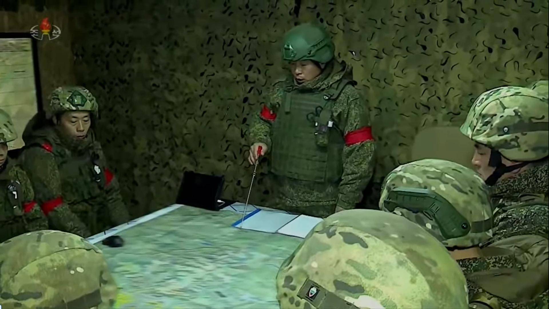 面对乌军包围，朝鲜少校与11名特种兵死战不退，牵着手拉响光荣弹