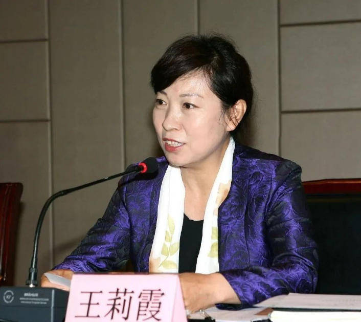 “换装主席”王莉霞的堕落：从光鲜人设到腐败深渊