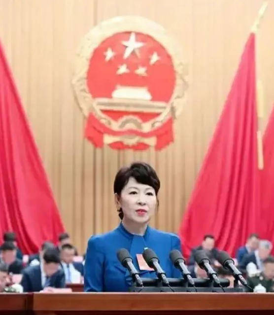 “换装主席”王莉霞的堕落：从光鲜人设到腐败深渊