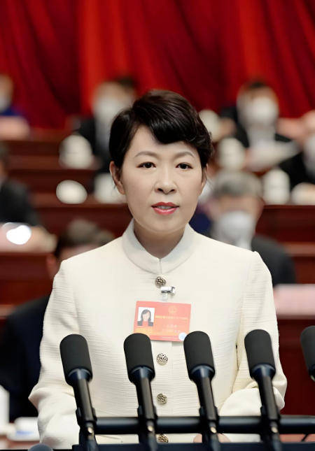 “换装主席”王莉霞的堕落：从光鲜人设到腐败深渊