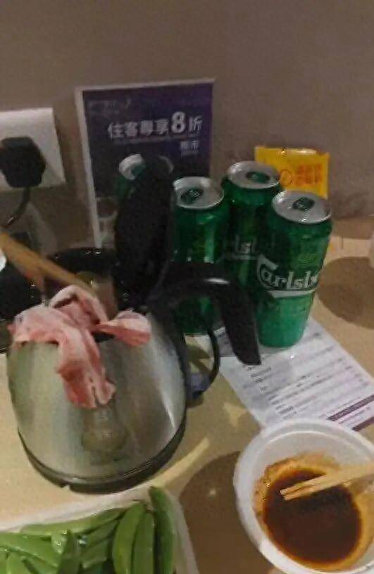 男子在澳门某酒店用水壶煮火锅，负责人：会警告，若损坏需照价赔偿