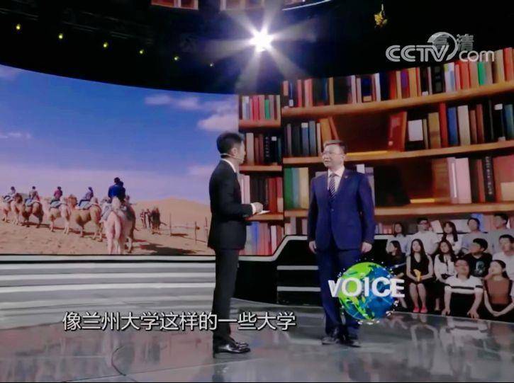 一人一驼，骆驼尾气排放超标要扣分？兰大回应学生持证骑骆驼上学：骆驼驾驶证为学校文创，非官方证件