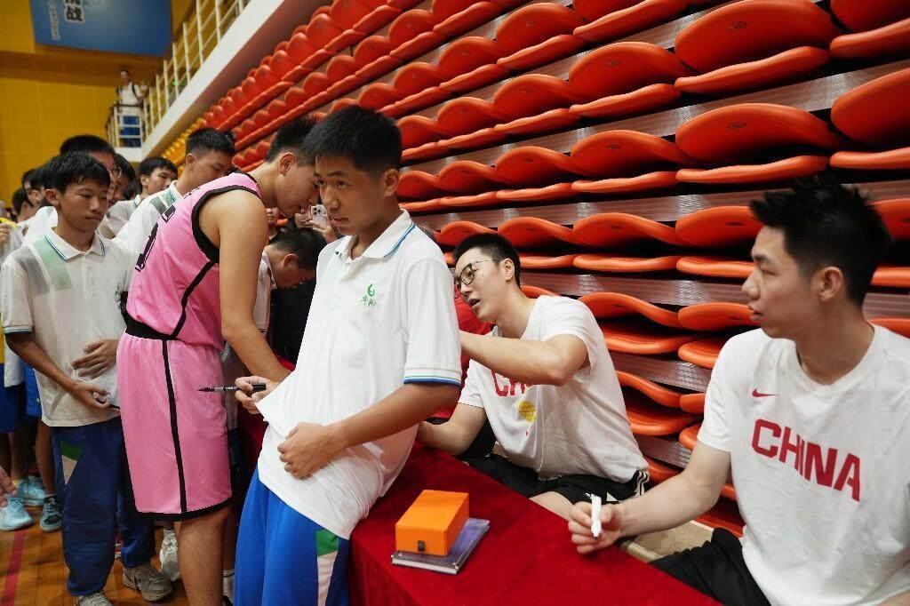 中国男篮主教练郭士强：“没想到华附同学的提问这么专业”