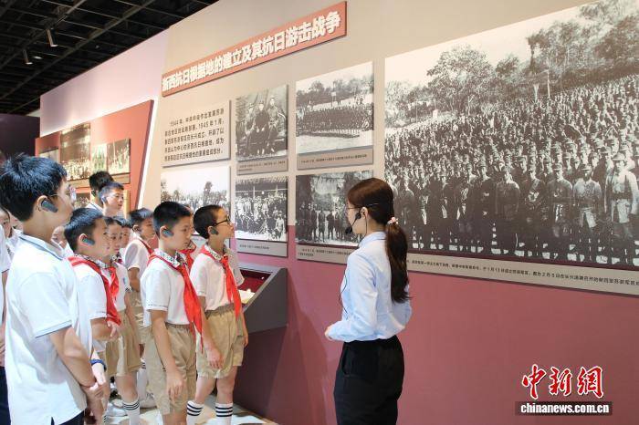 浙江杭州：大中小学师生在档案馆里共上“开学第一课”