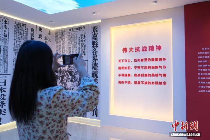 浙江杭州：大中小学师生在档案馆里共上“开学第一课”