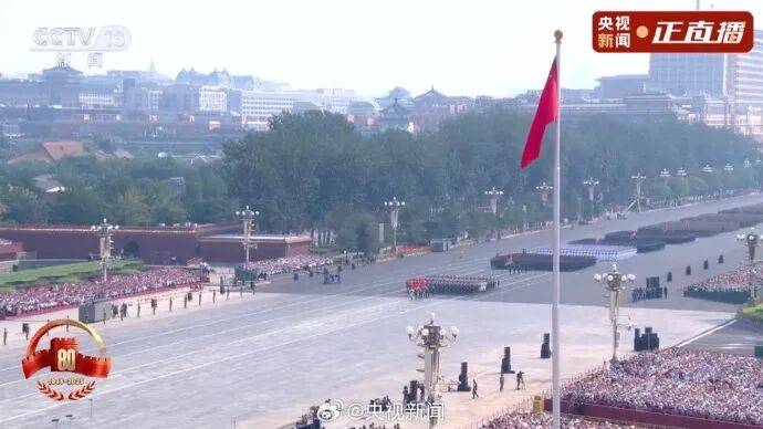 歼20S、DF61导弹，震撼亮相！三支兵种首次亮相天安门广场，空中梯队战机起飞