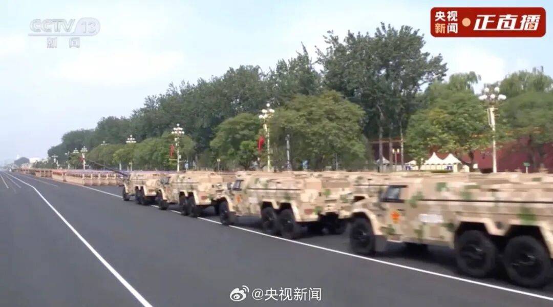 歼20S、DF61导弹，震撼亮相！三支兵种首次亮相天安门广场，空中梯队战机起飞