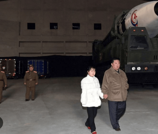 金正恩女儿首登国际舞台，引爆接班传闻！英国首相被架空，工党内斗成全武行…