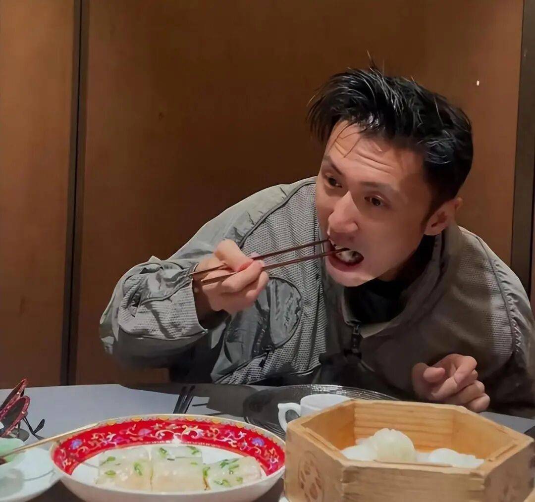 考古|89岁谢贤现身依旧时髦！与小49岁女友分手后开搞事业，疑已交代后事的他太潇洒