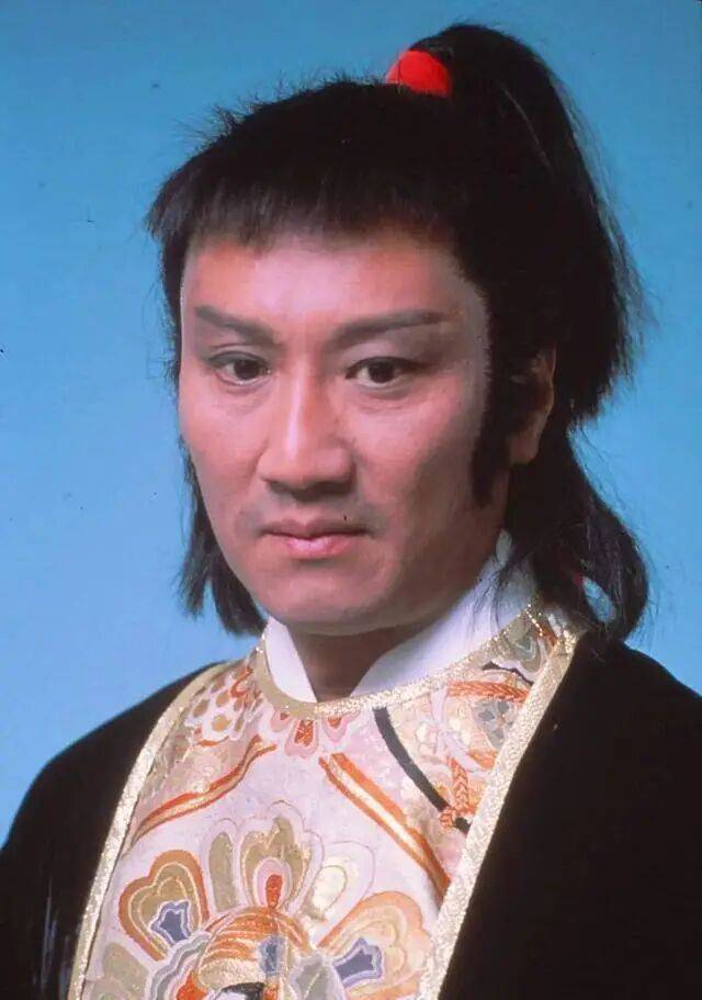 考古|89岁谢贤现身依旧时髦！与小49岁女友分手后开搞事业，疑已交代后事的他太潇洒