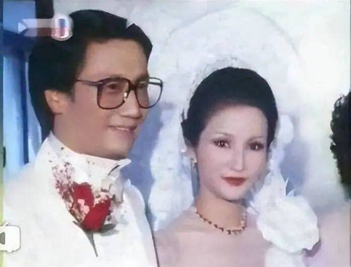 考古|89岁谢贤现身依旧时髦！与小49岁女友分手后开搞事业，疑已交代后事的他太潇洒