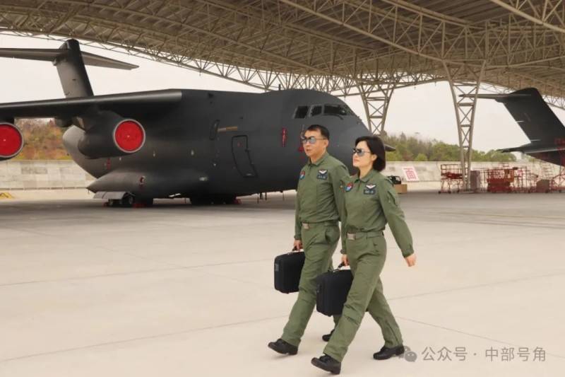 运油-20A女机长刷屏，她是谁？