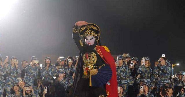 兰州大学军训期间大一女生表演川剧吐火，校方：学生来自东北，因个人爱好自学