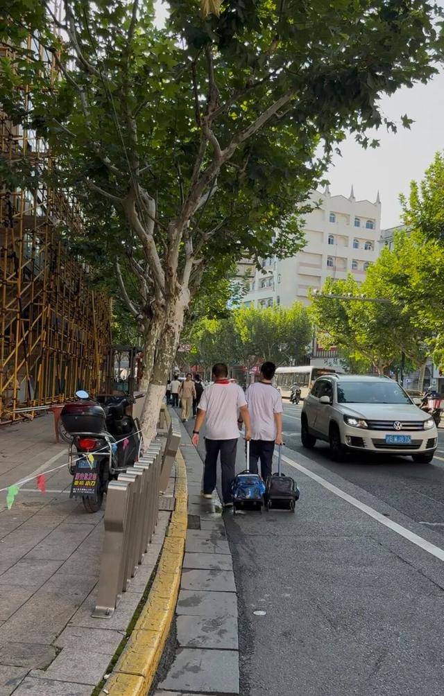 事发上海校门口！学生上学像闯关：夹缝中慢慢腾挪，与非机动车迎面对冲…家长担忧：何时是头