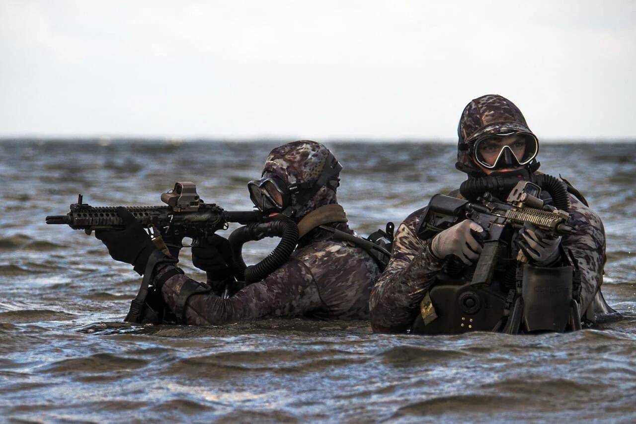 美海豹特种兵突袭胡塞，7500万美元战机坠毁，开火杀死30名也门人