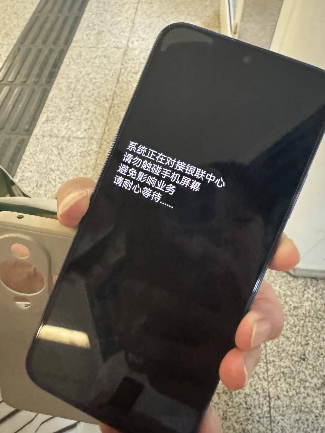 一根牙签“抢”回25万元！一老年乘客手机被“黑”，地铁值班站长紧急取卡