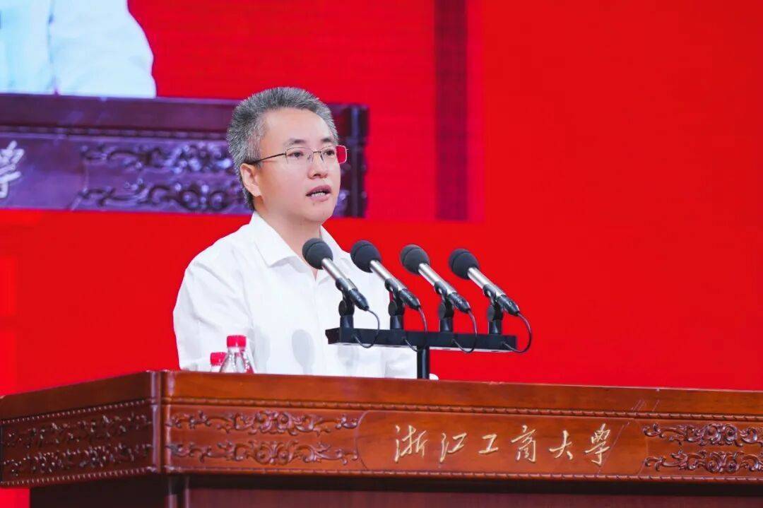 校长开学讲话：少刷小红书！避雷......