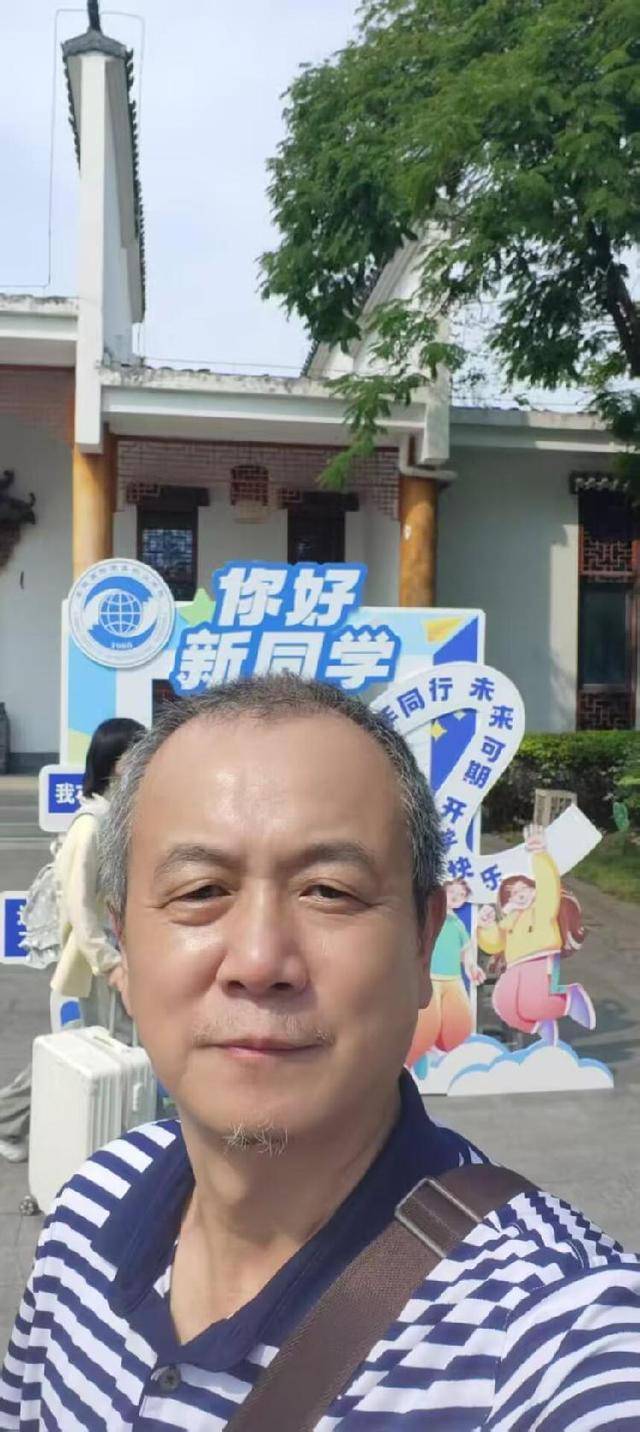 合肥60后高考大叔已到校报到，将开启校园生活，大叔：年龄虽大但无需特别照顾