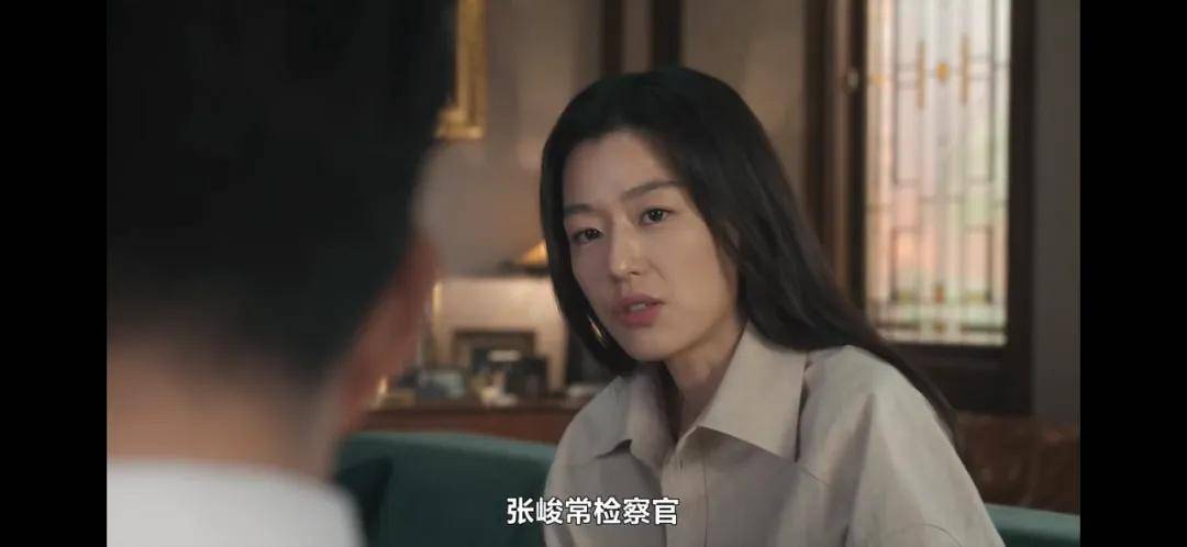 44岁要去“竞选总统”的全智贤，穿衣风格都变了！