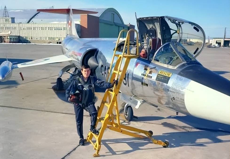 央视曝光！歼-35A改用内置登机梯，和F-35的一模一样？