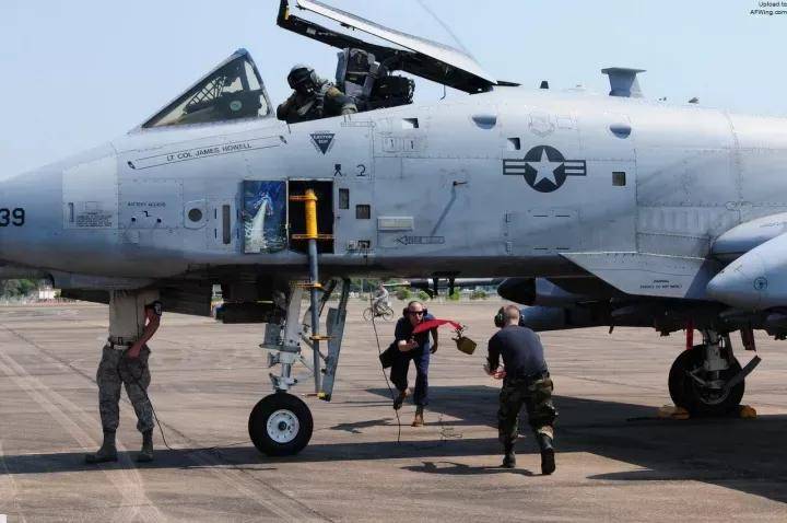 央视曝光！歼-35A改用内置登机梯，和F-35的一模一样？