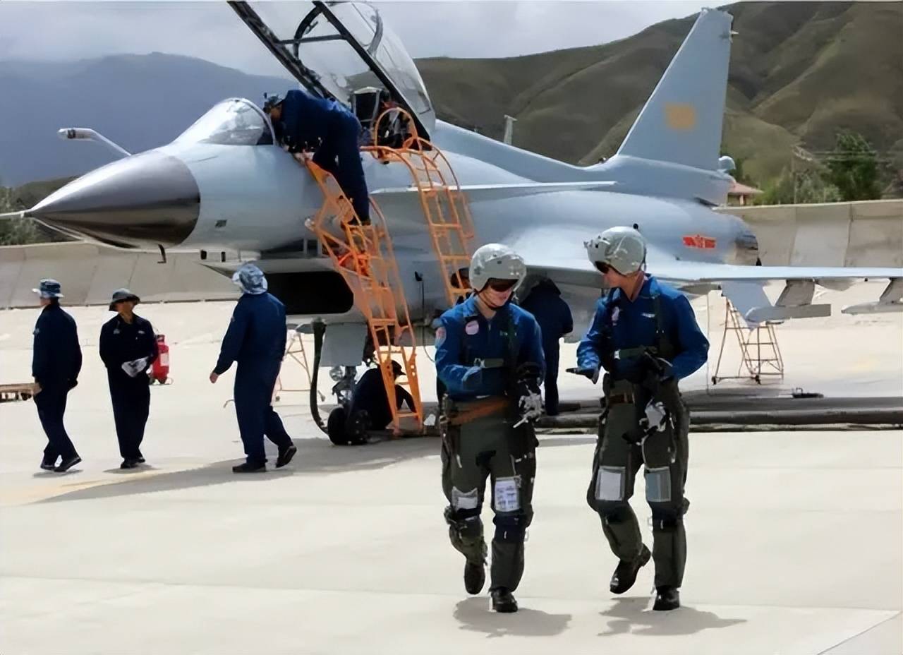 央视曝光！歼-35A改用内置登机梯，和F-35的一模一样？
