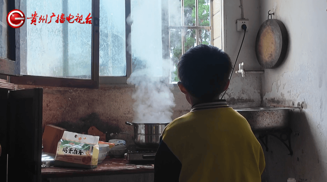 心酸!12岁男孩“独居”贵阳一安置房内,父亲回应:迫于无奈,因为……